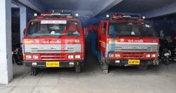 મોરબીમાં ફરી એકવાર ભીષણ આગને બુઝાવવા ત્રણ ત્રણ ફાયર ફાઇટર ટૂંકા પડ્યા