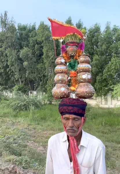 સાડા ત્રણ કિલો વજન સાથે 9 ગરબા માથે ઉપાડીને આશાપુરા માતાના મઢે જતા પદયાત્રી