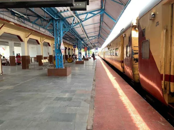 વાંકાનેરથી સવારે 8 વાગ્યે ઉપડેલી ડેમો નજરબાગ સ્ટેશને બંધ પડી જતા અનેક મુસાફરો લટકી પડ્યા