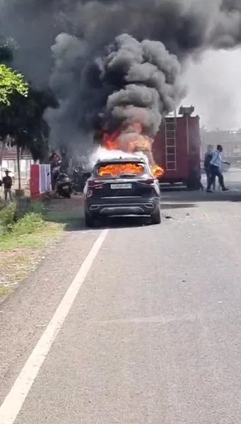 મોરબીમાં કારમાં આગની ઘટનામાં પિસ્તોલ, રોકડા, દાગીના સહિત અનેક વસ્તુઓ મળી