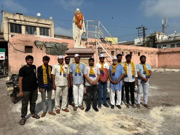 આમ આદમી પાર્ટી દ્વારા ગાંધીજીની પ્રતિમાને ફુલહાર અર્પણ કરાયા