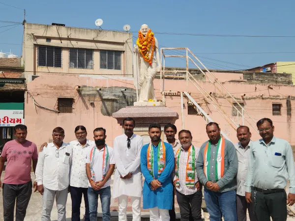 મોરબી કોંગ્રેસ દ્વારા ગાંધી જયંતિએ ફુલહાર અર્પણ કરાયા