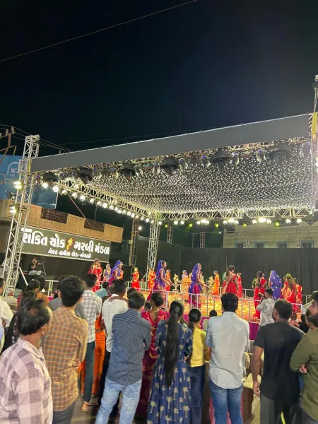 મોરબીમાં પહેલા નોરતે જ સર્વત્ર રાસ રમઝટ
