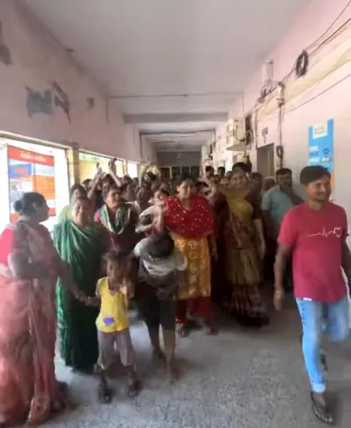 મોરબીની ઉમા રેસિડેન્સીમાં  પાણી અને ગટર પ્રશ્ને મહિલાઓનો પાલિકામાં મોરચો
