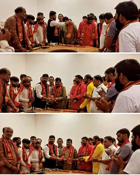 સાંસદ વિનોદભાઈ ચાવડા, ધારાસભ્ય કાંતિભાઇ અમૃતિયાનું તલવાર આપીને સન્માન કરાયું