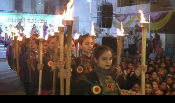 મોરબીના ન્યુ હાઉસિંગ બોર્ડમા બાળાઓએ અદભુત રીતે મશાલ રાસ રજુ કર્યો.