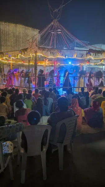 ન્યુ ગુજરાત હાઉસિંગ બોર્ડની ગરબીમાં આઠમે દિવસે દીકરીઓએ વિવિધ રાસ રજૂ કરીને સૌને દંગ કરી દીધા.
