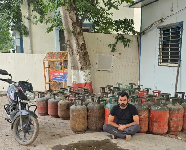 મોરબીમાં ગેસના ટેન્કરમાંથી ગેસ ચોરીના કોભાંડનો પર્દાફાશ, ૨૬.૫૭ લાખની માલમત્તા કબજે
