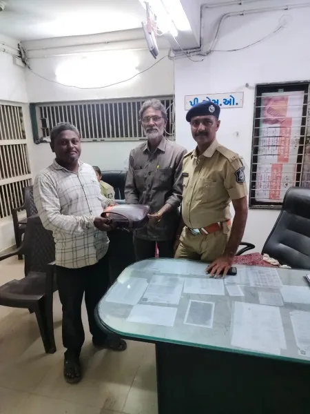 મોરબીના સામાજિક કાર્યકરે પ્રમાણિકતા દાખવી