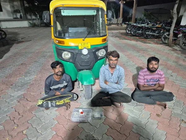 મોરબીમાં રીક્ષામાં પેસેન્જરના સ્વાંગમાં તફડંચી કરતી ત્રિપુટી ઝડપાઇ
