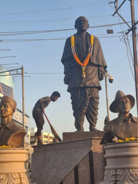 દિવાળી નિમિત્તે મહાનુભાવો ની પ્રતિમાની સફાઈ કરતું યંગ ઈન્ડિયા ગ્રુપ 
