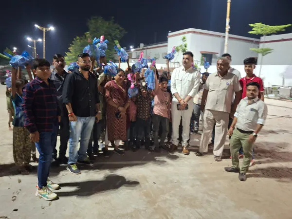 મોરબીમાં યંગ ઇન્ડિયા ગ્રુપે અભાવો વચ્ચે જીવતા જરૂરિયાતમંદ બાળકોની દિવાળીની પ્રેરણાદાયી ઉજવણી કરી

આશરે 3000 જેટલા બાળકોને વિવિધ ફટાકડાની કીટ તથા સ્વાદિષ્ટ મીઠાઈ સાથે ભરપે...