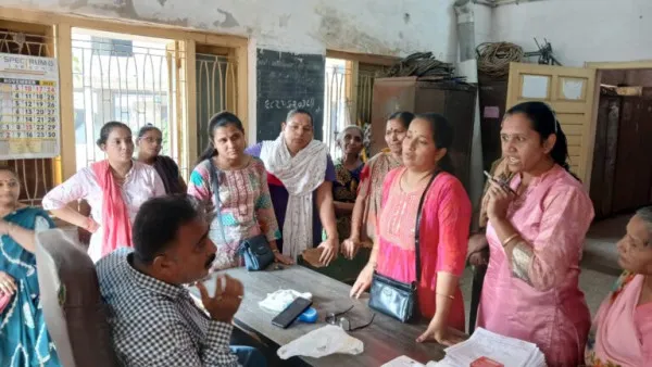 મોરબીના કાલિકા પ્લોટની ગલીમાં ગટર પ્રશ્ને મહિલાઓનો પાલિકામાં મોરચો

