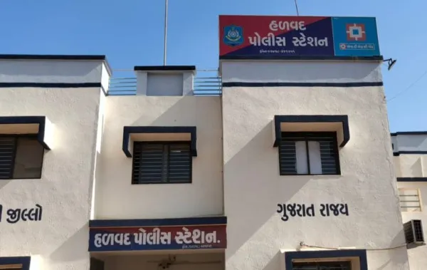 હળવદ નજીક કાર ડિવાઈડર કૂદી આઇસર સાથે અથડાતા કાર ચાલકનું મોત,પત્ની બાળકોને ઇજા
