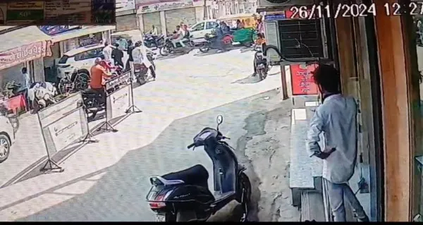 મોરબીના રામચોકમાં બેફામ બનેલી કારે બેરીકેડ સાથે અથડાવ્યા બાદ સ્કૂટરને ઠોકરે ચડાવ્યું 
