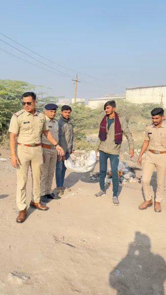 મોરબી તાલુકા વિસ્તારમાં દેશી દારૂની બદીના દુષણ ઉપર પોલીસ તૂટી પડી : 23 બુટલેગરો ગિરફ્તાર, 10ના નામો ખુલ્યા
