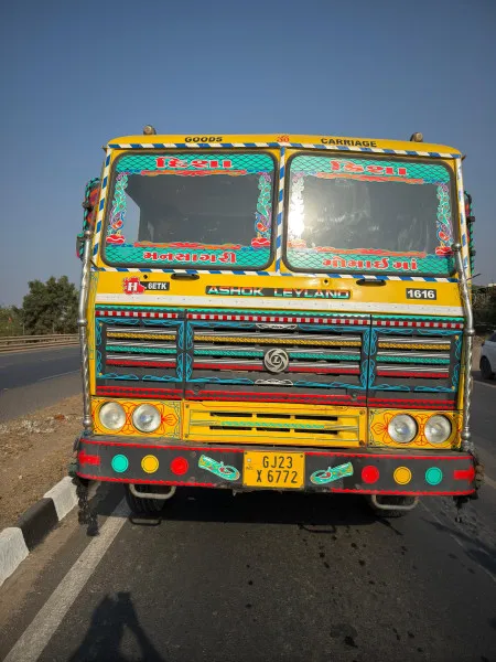 હળવદમાં ખાણ ખનીજ વિભાગની તવાઈ, ખનિજચોરો કરતા ત્રણ ડમ્પરો પકડયા