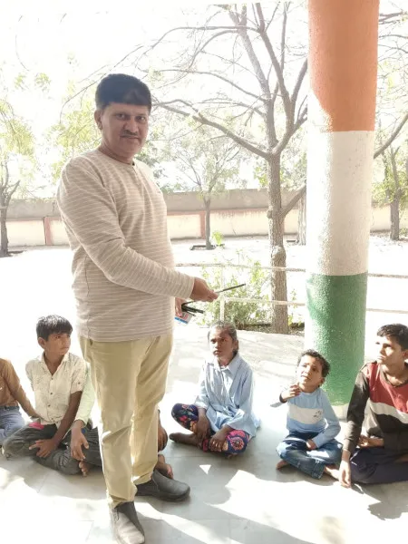 આજ રોજ સંજયસિંહ ઝાલા નોટરી એડવોકેટ દ્વારા તેમના દાદા ની 5મી પૂણ્ય તિથિ નિમિત્તે મોરબી જિલ્લાની નવી પીપળી પ્રાથમિક શાળામાં બાળકોને મોબાઈલ શેપ ના એરેસર અને પેન્સિલનું  અનુદાન કરવામાં આવ્યું હતું.
