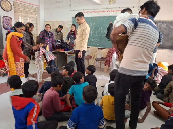 મોરબીમાં વિદ્યાર્થીઓને સ્વેટર અને ગરીબોને ભોજન કરાવી જન્મદિવસની પ્રેરણાદાયી ઉજવણી 