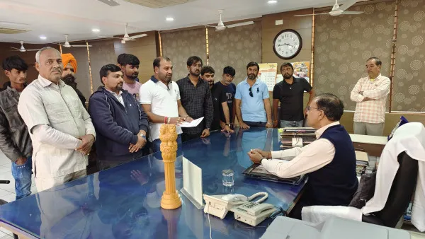 આપ પાર્ટીએ જંત્રી, સ્ટેમ્પ ડયુટી અને ટેક્સના વધારાના વિરોધમાં આવેદનપત્ર આપ્યું
