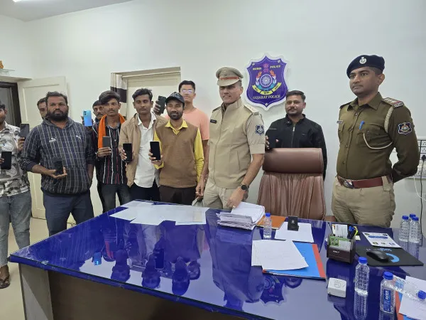 તેરા તુજકો અર્પણ : ખોવાયેલા 9 મોબાઈલ મૂળ માલિકોને અર્પણ કરતી હળવદ પોલીસ