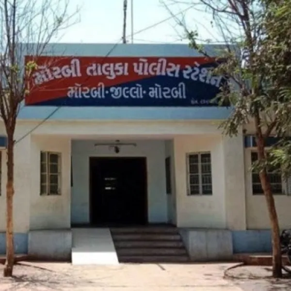 મોરબીના ઘુંટુમા બોરમાંથી પાણી આપવા મામલે પાડોશીએ ગામ માથે લીધું