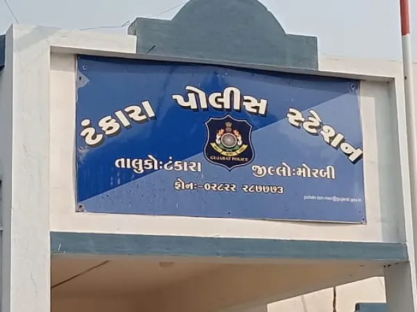 ટંકારાના છતર ગામે ફેકટરીના શેડ ઉપરથી પડી જવાથી યુવાનનું મોત