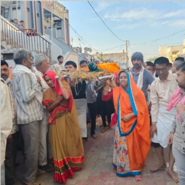 મકનસર મુકામે દિકરિયુએ માતાની અંતિમયાત્રામાં કાંધ આપી
