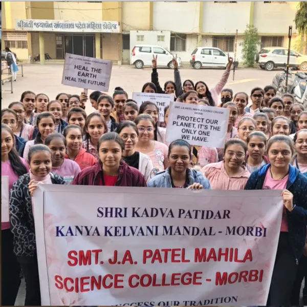 મોરબીની પટેલ કન્યા છાત્રાલયની વિદ્યાર્થીનીઓની નોન યુઝ પ્લાસ્ટિક ઝુંબેશ