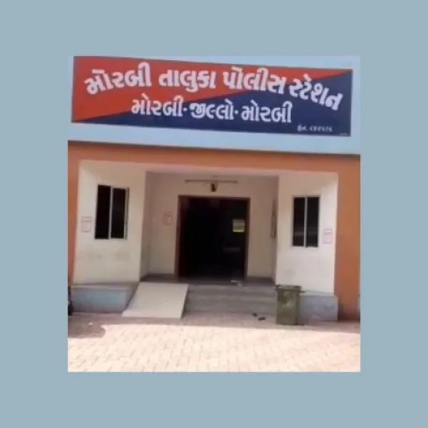 મોરબી તાલુકાના બગથળા ગામે રહેતા અરવિંદભાઈ ભાણજીભાઈ મકવાણા ઉ.19 નામના યુવાને કોઈ અગમ્ય કારણોસર પોતાના ઘેર ગળેફાંસો ખાઈ લેતા મૃત્યુ નીપજ્યું હતું. બનાવ અંગે મોરબી તાલુકા પોલી...