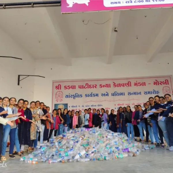 શ્રીમતી જે એ પટેલ મહિલા સાયન્સ કોલેજની વિદ્યાર્થીનીઓએ 45 મિનિટમાં 3700 વેસ્ટ પ્લાસ્ટિકની બોટલ એકઠી કરી.
