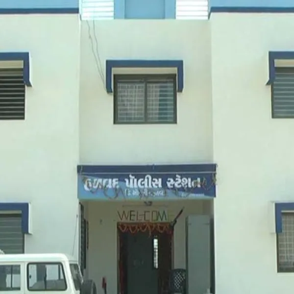 હળવદના ટીકર રોડ ઉપર બિયરના 119 ટીન સાથે બે પકડાયા