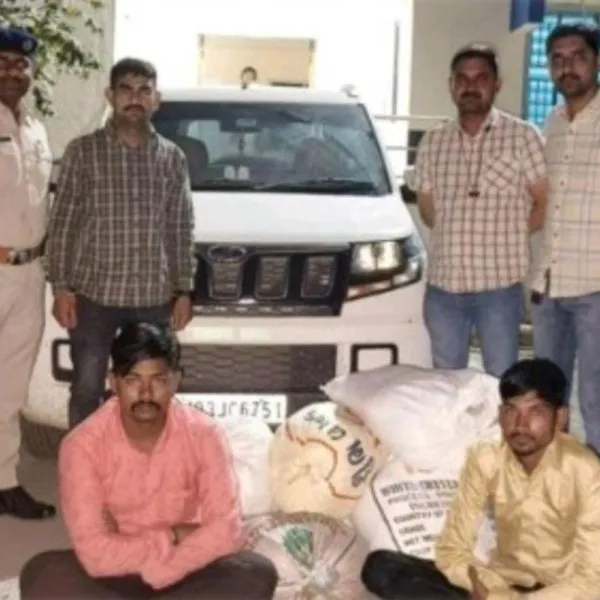 વાંકાનેર નજીકથી દારૂ ભરેલી કાર સાથે બે ઝડપાયા