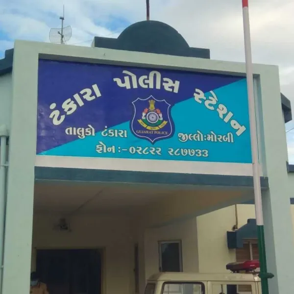 ટંકારાના લજાઈ નજીક બુટલેગરે છત ઉપર છુપાવેલો દારૂ  ઝડપાયો