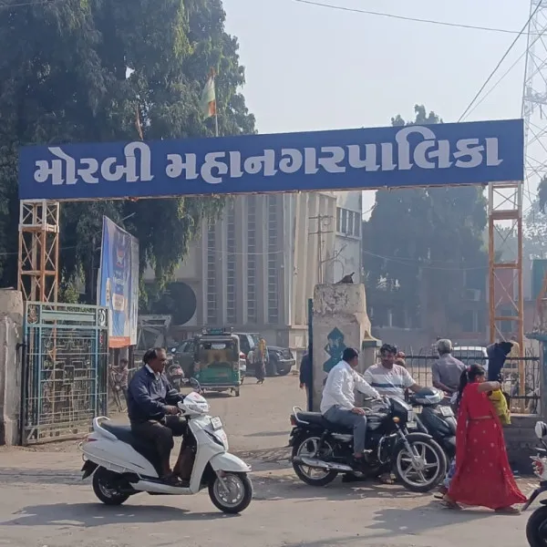મોરબી મનપાના ડ્રેનેજ વિભાગના કર્મચારીઓનો પગાર પ્રશ્ને મોરચો 