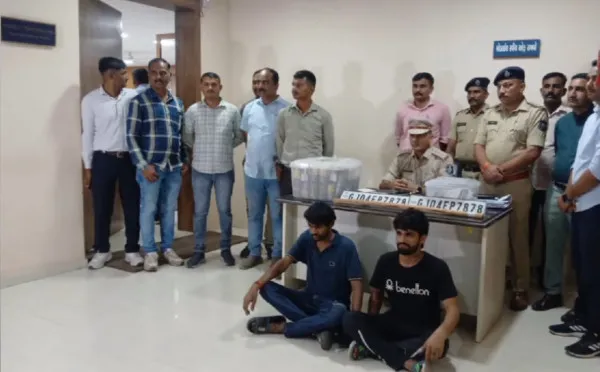 ટંકારાની ધાડના બે આરોપીની રૂ.72 લાખની રોકડ સાથે ધરપકડ : આરોપીઓને અટકાવવા પોલીસે હવામાં એક રાઉન્ડ ફાયરિંગ કર્યું.
