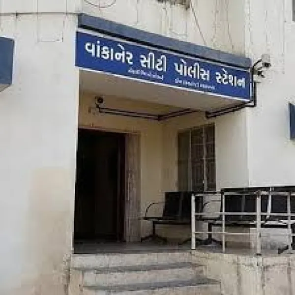 વાંકાનેરમા શીતળા માતાજીના મંદિરે ફોટા પાડતા યુવાન ઉપર હુમલો