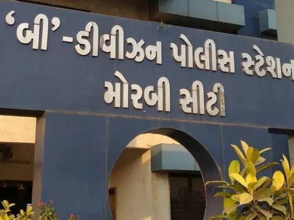 મોરબીના સામાકાઠાથી વિદેશી દારૂ ઝડપાયો, બુટલેગર ફરાર