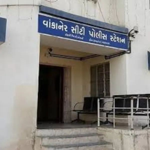 દારૂ ભરેલી કારનો ચાલક વઘાસિયા ટોલનાકાનું બેરીકેટ તોડીને ફરાર