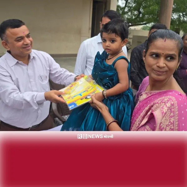 મોરબીના લાલપર તાલુકા શાળામાં પ્રવેશ ઉત્સવ યોજાયો.
