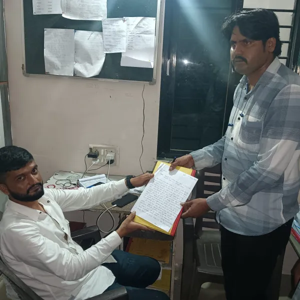 મોરબીના છેવાડાના વિસ્તારમાં વચ્ચોવચ વીજપોલ ઉભો કરવા મામલે રહીશોએ નોંધાવ્યો વિરોધ


