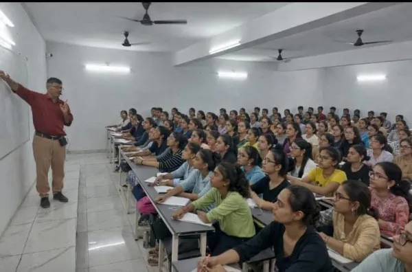 નવયુગ કરિઅર એકેડમી- મોરબીના 106 વિધાર્થીઓએ સરકારના અલગ અલગ વિભાગો માં નોકરી મેળવી