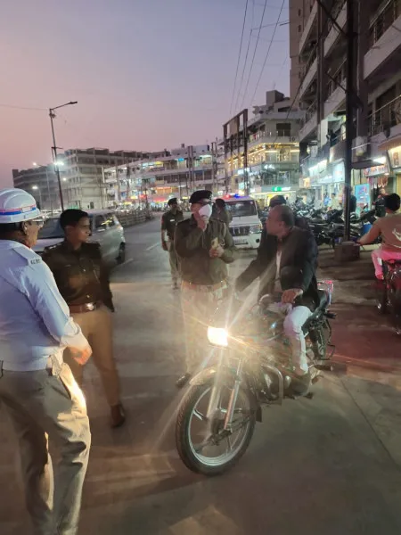 ટ્રાફિક શાખા એક્શન મોડમાં: રવાપર ચોકડી સહિતના વિસ્તારોમાં ટ્રાફિક ડ્રાઈવ, 