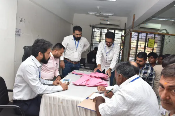 મોરબીમાં સ્થાનિક સ્વરાજ્યની ચૂંટણીઓ અન્વયે મત ગણતરીનો શાંતિપૂર્ણ પ્રારંભ; ઓબ્ઝર્વરશ્રી અને જિલ્લા ચૂંટણી અધિકારીશ્રીની ઉપસ્થિતિ